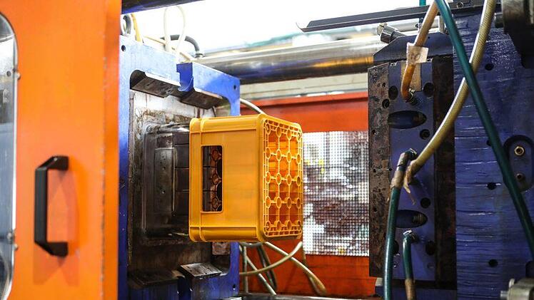 ? Spritzgußmaschine: Über ein Rohrsystem kommen die Granulate in der Spritzgußmaschine an. Der Kunststoff wird flüssig.