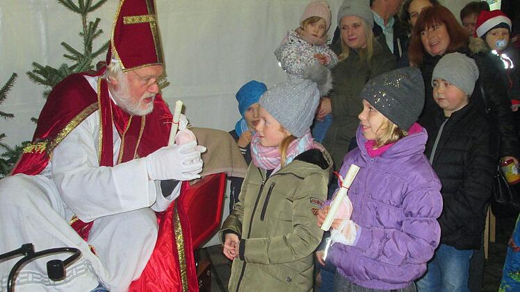 Schlange stehen beim Nikolaus für eine süßes Päckchen und ein Foto mit dem heiligen Mann. Foto: Winfried Ehling