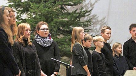 Der Jugendchor bei seinem "Venite adoremus" in der Kirche Ebelsbach