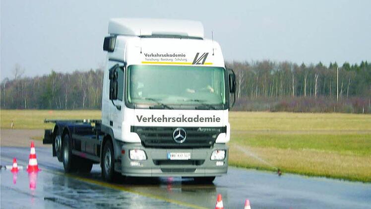 Für den bayerischen Kurs bei der Fortbildung von Berufskraftfahrern hat der Geschäftsführer der Verkehrsakademie, Michael Möschel, kein Verständnis. Foto: Archiv/Verkehrsakademie.