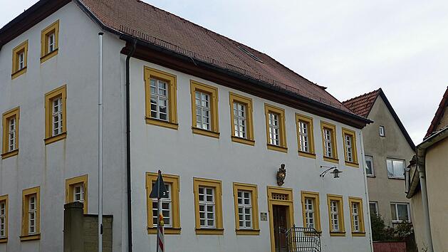 War fr&uuml;her mal Zentrum der Lokalpolitik: das Rathaus von Ebenhausen. Seit 1972 gibt es f&uuml;r Rottershausen, Eltingshausen, Ebenhausen und Oerlenbach nur eine Verwaltung, nur einen Gemeinderat und einen gemeinsamen B&uuml;rgermeister.