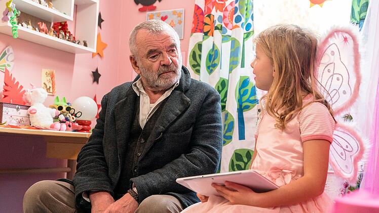 Enkeltochter Anabell (Anja Tillmann) ist die Erste in der Familie, die Kontakt zu Opa Xaver (Branko Samarovski) aufnimmt.
