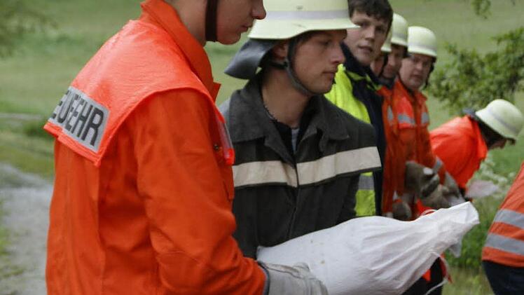 Sandsäcke werden in vor Tretzendorf gestapelt.