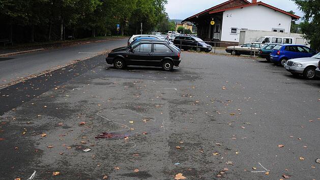 Auf diesem Parkplatz unweit des Bahnhofes von Salmünster (im Hintergrund) wurde der 47-Jährige am 17. September gefunden.Foto: Andreas Ungermann/Kinzigtal-Nachrichten