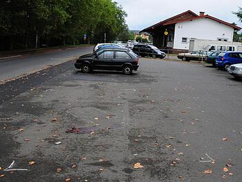 Auf diesem Parkplatz unweit des Bahnhofes von Salmünster (im Hintergrund) wurde der 47-Jährige am 17. September gefunden.Foto: Andreas Ungermann/Kinzigtal-Nachrichten
