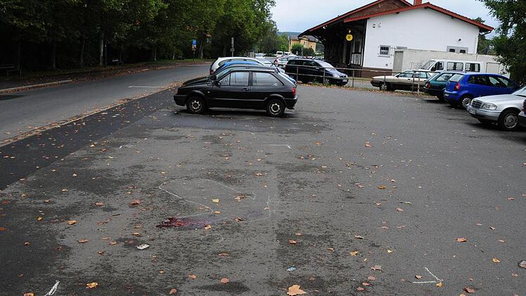Auf diesem Parkplatz unweit des Bahnhofes von Salmünster (im Hintergrund) wurde der 47-Jährige am 17. September gefunden.Foto: Andreas Ungermann/Kinzigtal-Nachrichten