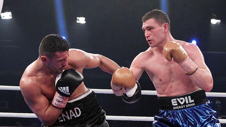Herausforderer Alexander Alekseev (rechts) boxt gegen Enad Licina bei der Internationalen Berufsboxgala in Frankfurt/M...