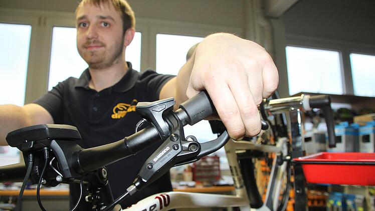 An den Bremshebeln die Wirkung prüfen. Foto: Jürgen Gärtner