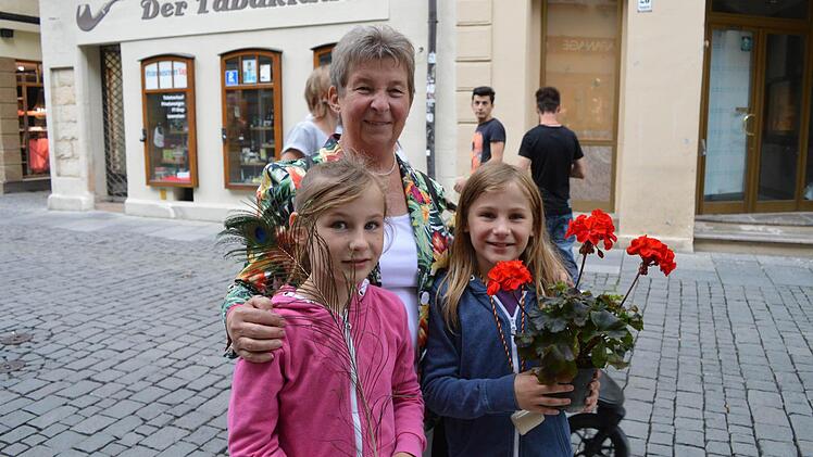 Helena und Luisa mit ihrer Oma Uschi.