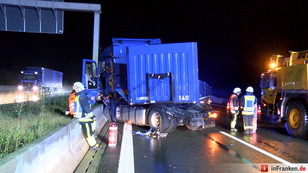 Sattelzug kracht auf der A9 in Beton-Leitplanke