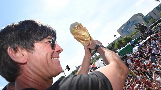 Bundestrainer Joachim L&ouml;w will ihn nochmal, den WM-Pokal. 2018 soll der Tiitel verteidigt werden. Foto: Markus Gilliar/GES/DFB/dpa