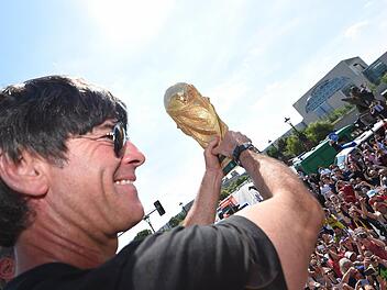 Bundestrainer Joachim Löw will ihn nochmal, den WM-Pokal. 2018 soll der Tiitel verteidigt werden. Foto: Markus Gilliar/GES/DFB/dpa