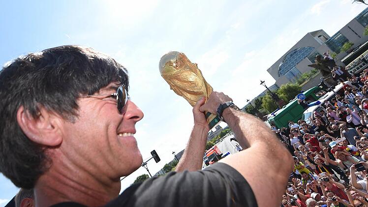 Bundestrainer Joachim L&ouml;w will ihn nochmal, den WM-Pokal. 2018 soll der Tiitel verteidigt werden. Foto: Markus Gilliar/GES/DFB/dpa
