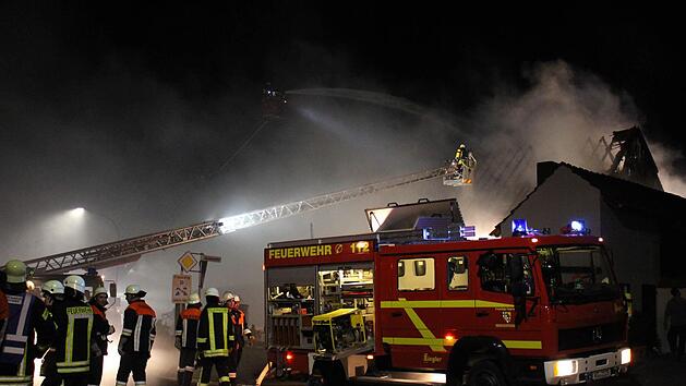 In Oberleichtersbach konnte die Feuerwehr gerade noch verhindern, dass die Flammen auf umliegende H&auml;user &uuml;bergreifen. Foto: Sebastian Schmitt-Mathea