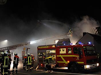 In Oberleichtersbach konnte die Feuerwehr gerade noch verhindern, dass die Flammen auf umliegende Häuser übergreifen. Foto: Sebastian Schmitt-Mathea