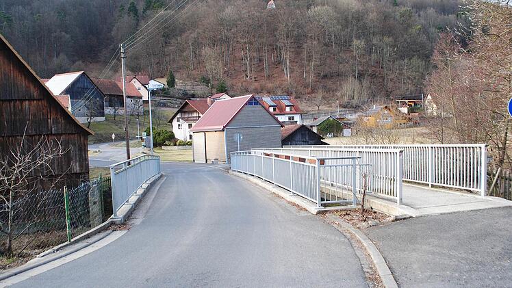 Regelmäßig wird die Alte Sinnbrücke für den Abtransport von Langholz benutzt, obwohl eigens ein Weg zu diesem Zweck Richtung Disbach vorhanden ist. Dem soll nun durch eine Tonnagebegrenzung auf 25 Tonnen ein Riegel vorgeschoben werden.  Foto: Evelyn Schneider