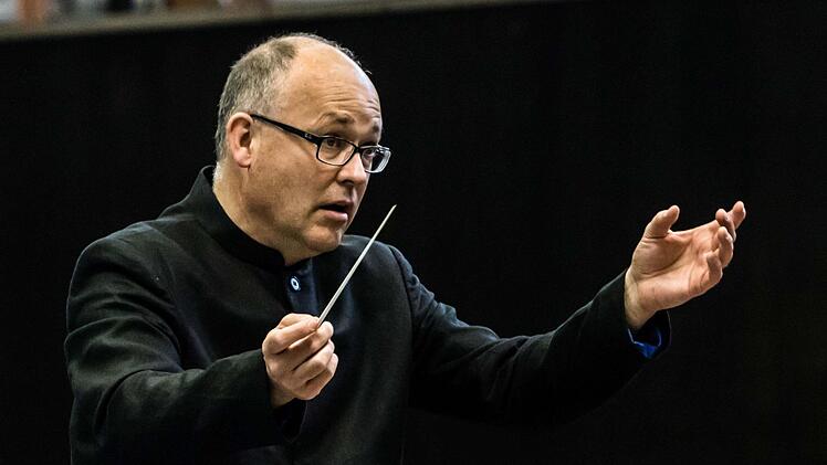 Impressionen vom Gastspiel des Jugend-Symphonieorchester Oberfranken in Frohnlach: Till Fabian Weser am DirigentenpultFoto: Jochen Berger