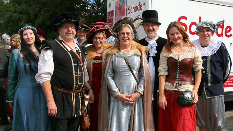Seit Jahren bereichern die "Kaufleute" aus Bad Staffelstein den historischen Umzug beim Seßlacher Altstadtfest. Bevor es losging, blieb Zeit für ein Gruppenfoto mit den SPD-Vertretern im Zug, Carsten Höllen, Doris Aschenbrenner und Landrat Michael Busch (von rechts). Foto: Bettina Knauth