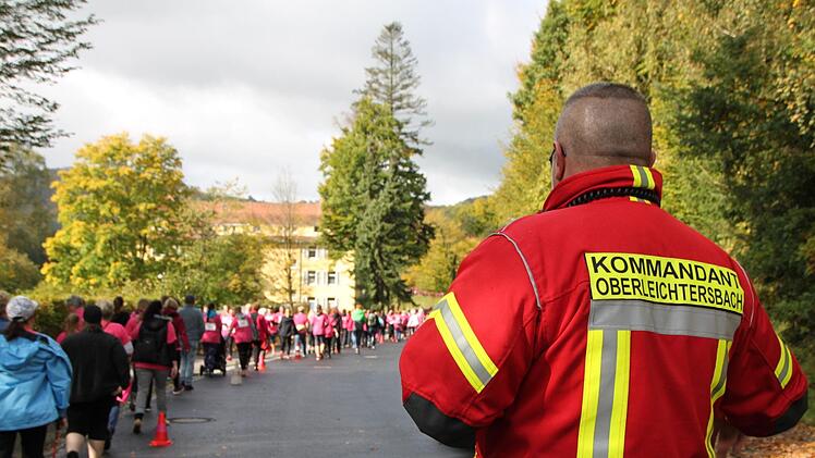 Jährlich am 3. Oktober laufen in Bad Brückenau Frauen zugunsten der Brustkrebsvorsorge. Foto: Ulrike Müller