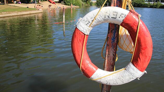 Blick vom Steg am Badesee hin&uuml;ber zum Nichtschwimmerbereich: Unter der Woche gibt es von 13 bis 18 Uhr eine Aufsicht. Fotos: Tobias Kindermann