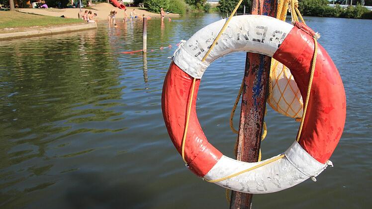 Blick vom Steg am Badesee hinüber zum Nichtschwimmerbereich: Unter der Woche gibt es von 13 bis 18 Uhr eine Aufsicht. Fotos: Tobias Kindermann
