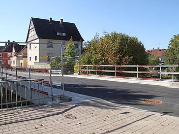 Zwar ist die Plärrerbrücke wieder für den Verkehr offen, aber die Geländer fehlen noch. Bis diese angebracht werden, wird es noch zwei bis Wochen dauern.       Gerda Völk