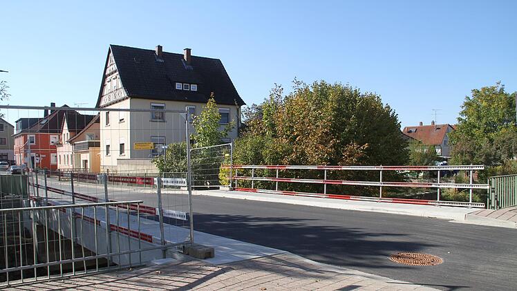 Zwar ist die Plärrerbrücke wieder für den Verkehr offen, aber die Geländer fehlen noch. Bis diese angebracht werden, wird es noch zwei bis Wochen dauern.       Gerda Völk
