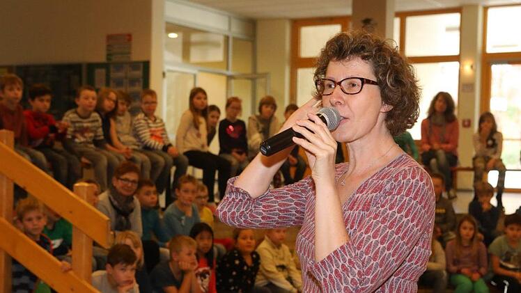 Die Autorin Henriette Wich nahm die  Gößweinsteiner Grundschüler mit auf ein spannendes Abenteuer von Tristan Treuherz und seiner Freundin Isolde. Foto: Barbara Herbst