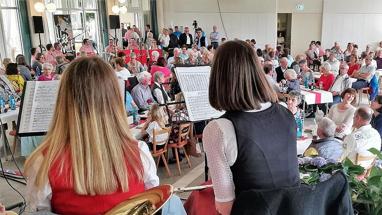 Voller Spannung lauschten 160 Bockleter im Kursaal der Live-Sendung von "Musik & Xang". Foto: Sigismund von Dobschütz