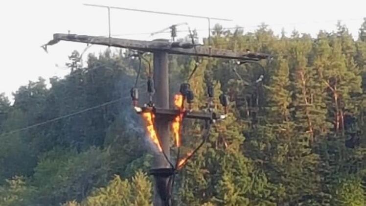 Dieser Strommast zwischen Trossenfurt und Kirchaich stand am Freitagabend in Flammen.Christian Licha