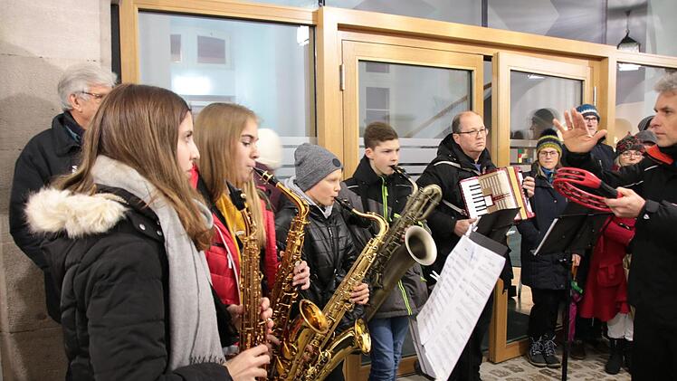 Schüler und Lehrer des Gymnasiums untermalten die Feier musikalisch. Foto: Ralf Ruppert