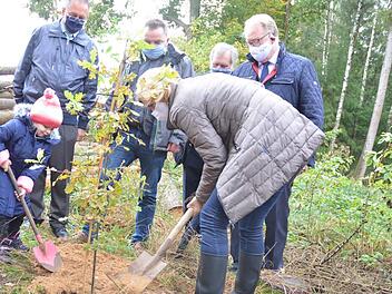 Bundeslandwirtschaftsministerin Julia Klöckner pflanzt eine junge Eiche. Die kleine Viktoria hilft ihr dabei. Fotos: Rainer Lutz