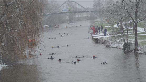 Bei eiskalten Temperaturen am 1. Advent in der Saale schwimmen - auch das muss im Corona-Jahr 2020 ausfallen.    Archivfoto: Bernhard Bohatsch