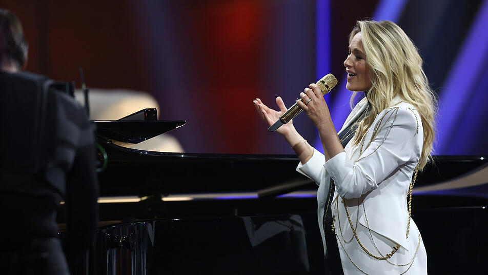 Helene Fischer soll ihre Tochter bei einer Hausgeburt am Ammersee zur Welt gebracht haben. Es ist das erste Kind der Sängerin.