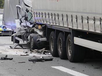 Stauende auf A6 übersehen - Mann stirbt bei Aurach
