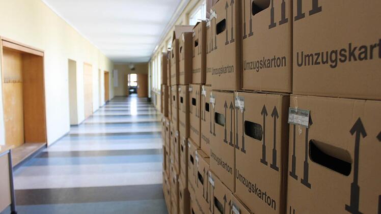 Auf den Gängen stapeln sich die Umzugskartons.