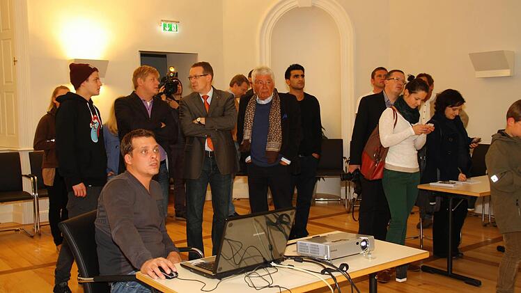 Gespannt Ruhe vor den ersten Ergebnissen