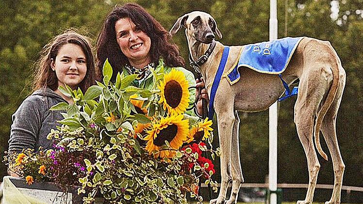 So sehen Sieger aus: Windhündin Ima mit "Frauchen" Gabriela Popov und Hundebetreuerin Valeria (links).  Fotos: privat
