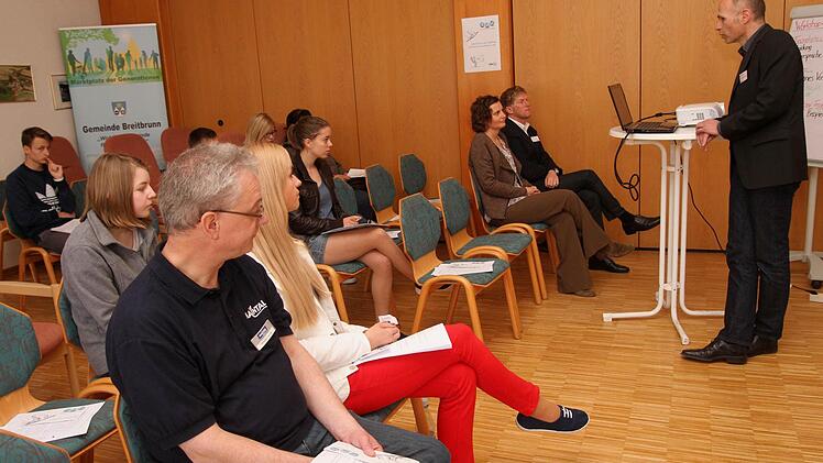 VHS-Geschäftsführer Weidinger (rechts) bei seinem Vortrag und beim Bewerbungstraining.