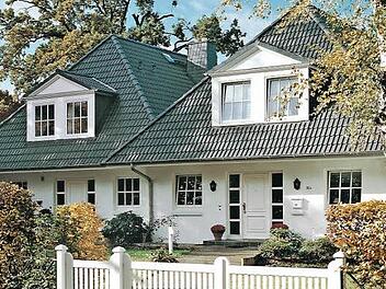 Ein zuverlässiges Dach bei Wind und Wetter: So wie das Auto zum TÜV muss, sollte auch das Dach regelmäßig von einem Fachhandwerker unter die Lupe genommen werden. Foto: djd/Braas