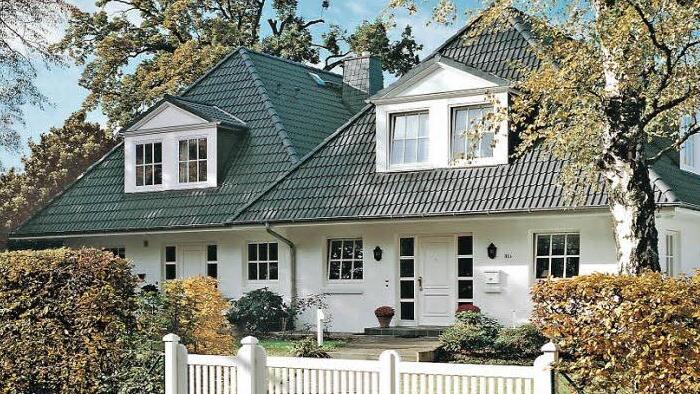 Ein zuverlässiges Dach bei Wind und Wetter: So wie das Auto zum TÜV muss, sollte auch das Dach regelmäßig von einem Fachhandwerker unter die Lupe genommen werden. Foto: djd/Braas