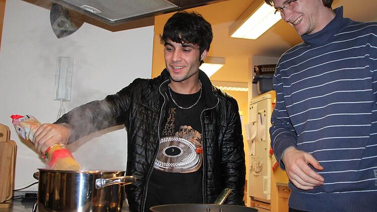 Wer essen will, muss auch kochen: Khalid aus Afghanistan steht zusammen mit Betreuer Eduard Österle am Herd. Foto: Ulrike Müller