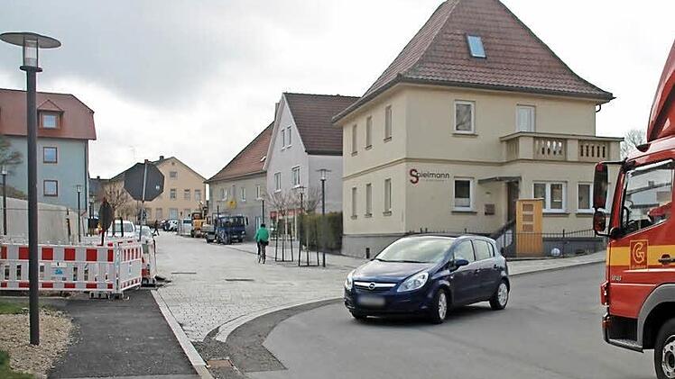 Der aus der Goethe- in die Bahnhofstraße abbiegende Autofahrer hat Vorfahrt gegenüber Fahrzeugen, die in die Altstadt möchten.  Fotos: Andreas Schmitt