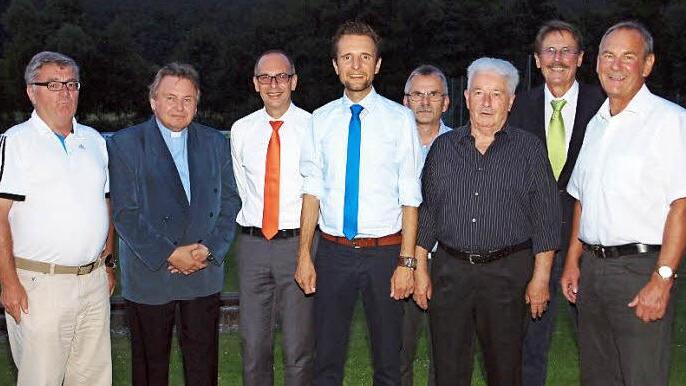 Schiedsrichterobmann Wolfgang Klerner (von links), Pfarrer Henryk Chelkowski, Landrat Christian Meißner, Bürgermeister Andreas Hügerich, Kreisspielleiter Egon Grünbeck, Sportreferent Winfried Weinbeer und BLSV-Kreisvorsitzender Hans-Peter Dentsch beglückwünschten den FV Mistelfeld mit seinem Vorsitzenden Bernhard Geiger (rechts) zu seinem 70. Jubiläum.  Foto: Alfred Thieret