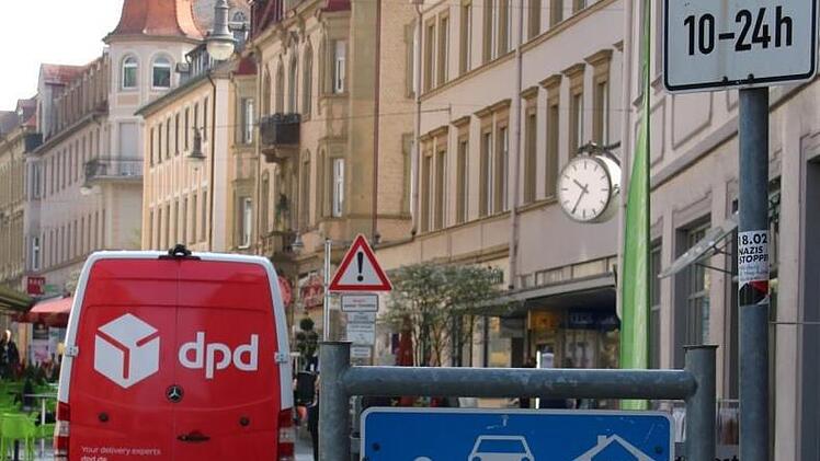 Zeitdruck und kaum Parkmöglichkeiten - die Zusteller stehen deshalb oft einfach am Straßenrand. Foto: Kathrin Kupka-Hahn