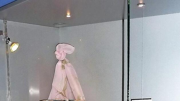 Beatrice Frankl pr&auml;sentiert Dior-Flakons in Kleintettau. In dieser Vitrine steht u.&nbsp;a. das Parfum "Miss Dior" aus dem Jahre 1956.  Foto: Gerd&nbsp;Fleischmann