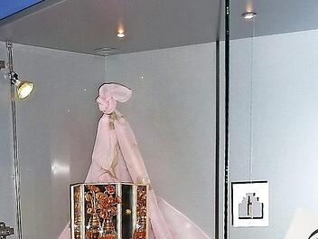 Beatrice Frankl präsentiert Dior-Flakons in Kleintettau. In dieser Vitrine steht u. a. das Parfum "Miss Dior" aus dem Jahre 1956.  Foto: Gerd Fleischmann