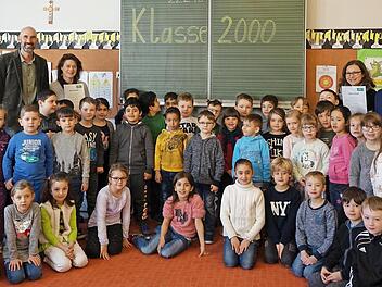 Die Klassen 1a und 1c der Sinnberg-Schule nehmen am Schulpräventionsprojekt Klasse 2000 teil. Lothar Zachmann (hintere Reihe, 2. v. rechts) von der AOK überreichte die Urkunde an Rektor Karl-Heinz Deublein (hinten, links) und die Klassenlehrerinnen Petra Arnold (hinten, 2. v. links) und Julia Lenhart (hinten, 3. von rechts). Foto: Denise Zehe