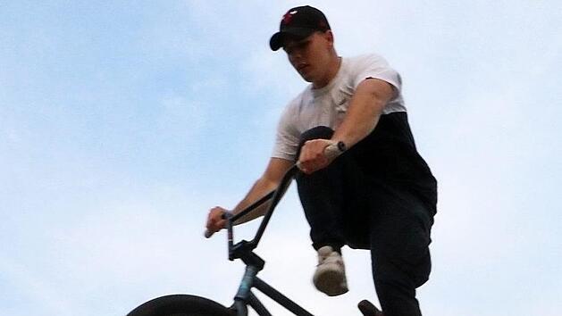 Leo findet, der Skaterplatz in Ebermannstadt k&ouml;nnte eine Auffrischung vertragen.  Foto: Josef Hofbauer