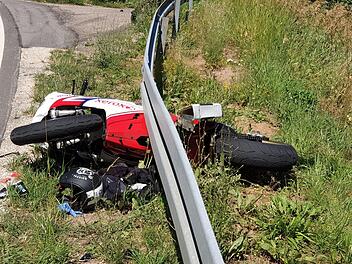 Im Kurvenbereich kollidiert: Bei einem schweren Motorradunfall im mittelfr&auml;nkischen Kreis Roth sind am Freitagnachmittag zwei Menschen verletzt worden. Foto: NEWS5 / Fechner